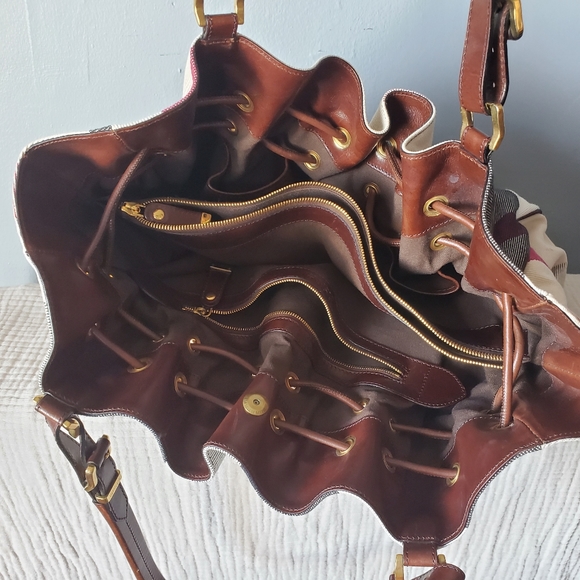 Burberry Large Tote - Picture 4 of 9